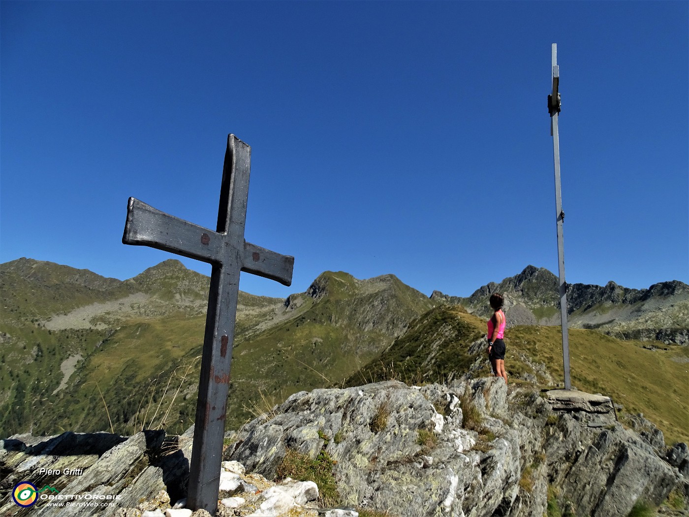 64 Le croci del Passo di Tartano (2108 m).JPG